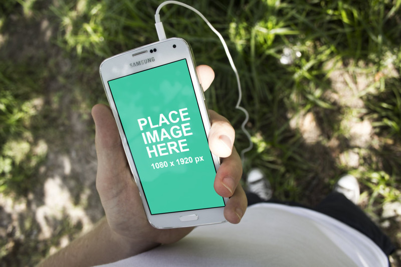 Man holding Galaxy S5